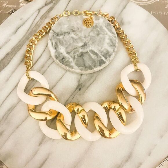 Ben Amun Chunky Acrylic Link Jewelry Set White and Gold Toned Necklace Bracelet - Picture 2 of 5